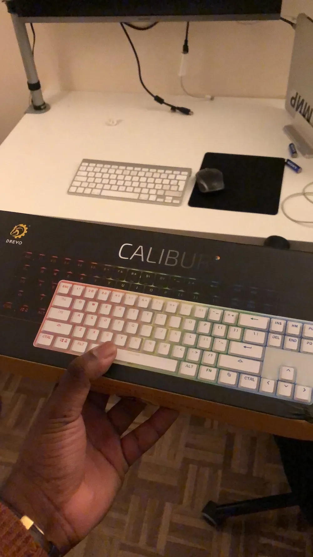 Photo de la boite du clavier Drevo Kalibur, qui montre le clavier dans ses deux couleurs, noir et blanc